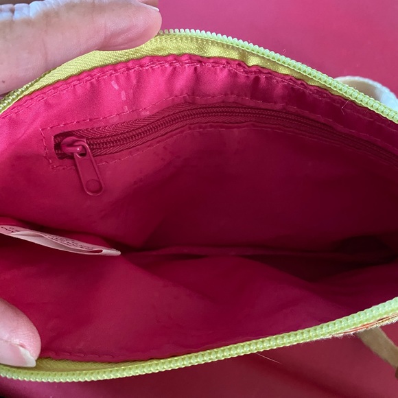 Lily Bloom Busy Bee Crossbody made of recycled materials. - Picture 4 of 6